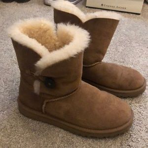 UGG Chestnut Short Bailey Button